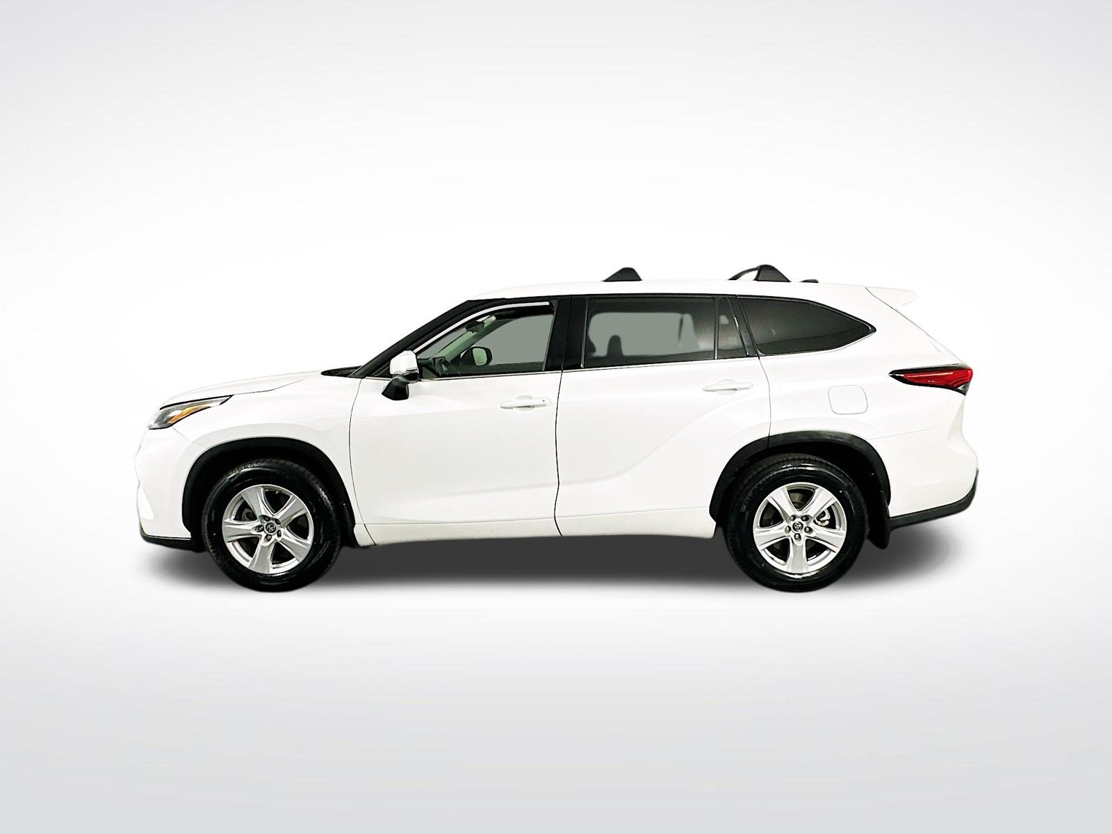 Used 2022 Toyota Highlander LE FWD image 5