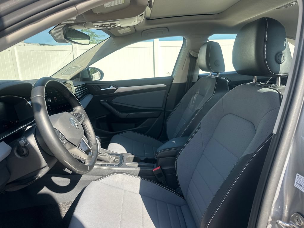 Used 2025 Volkswagen Jetta SE w/ Sunroof Package FWD image 43