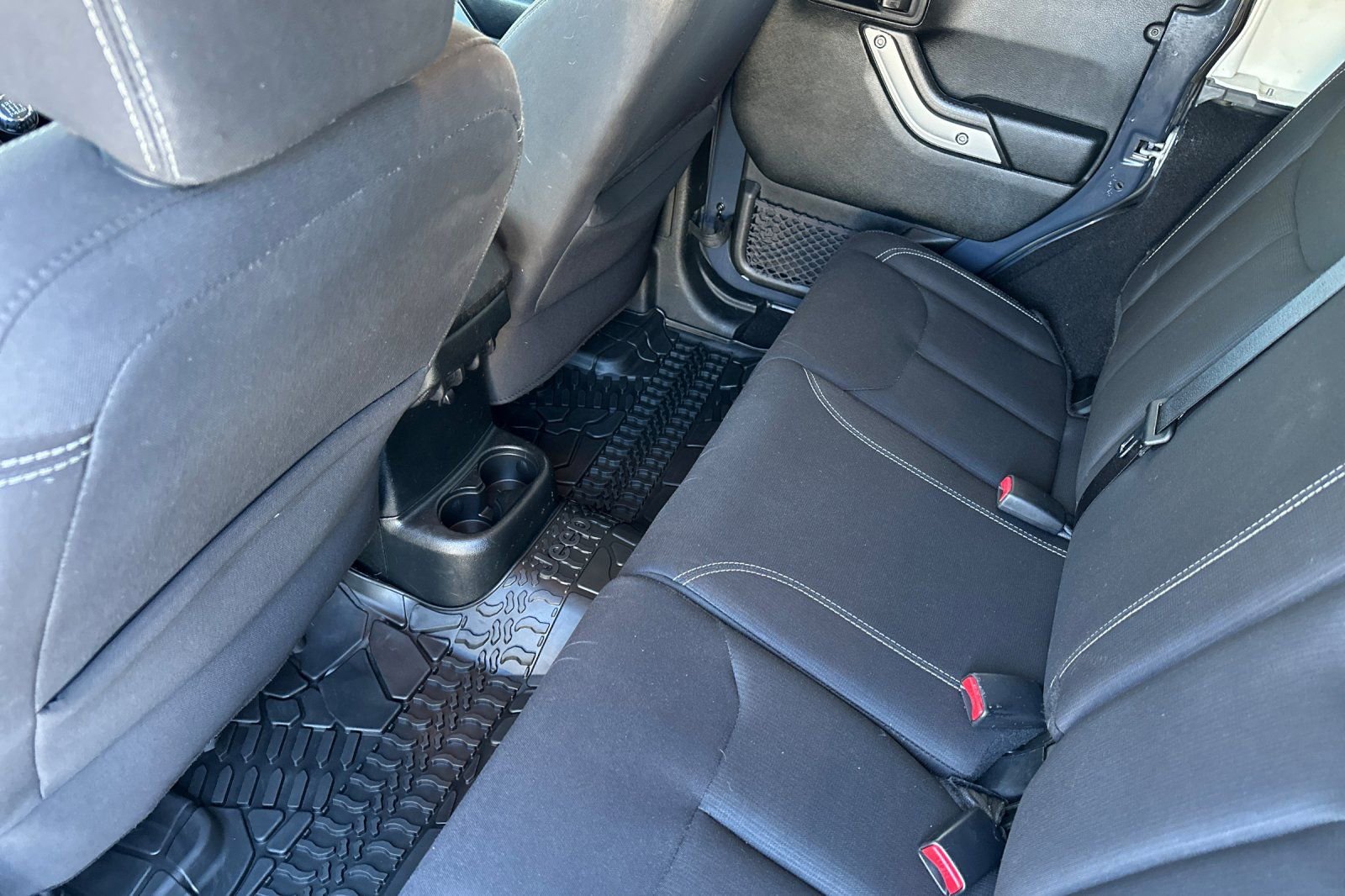 Used 2018 Jeep Wrangler Unlimited Rubicon w/ Connectivity Group image 12