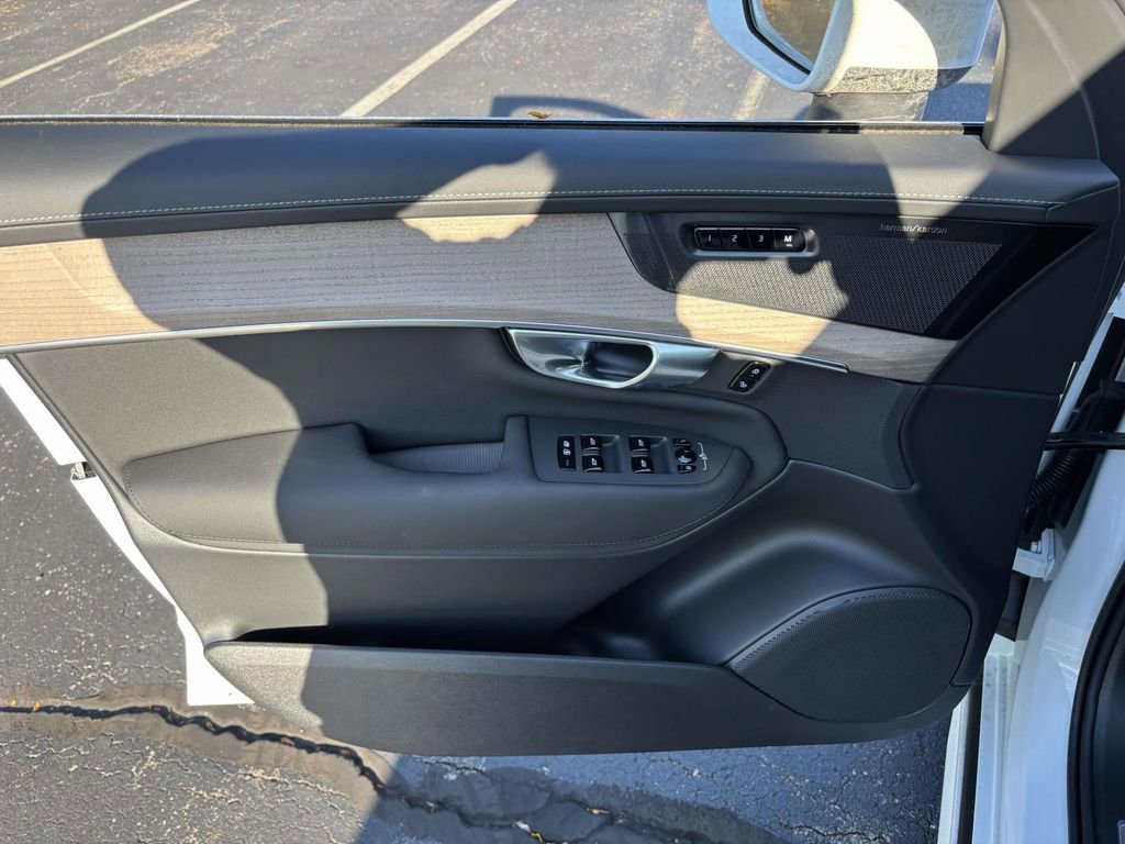 New 2026 Volvo XC90 B6 Plus image 11