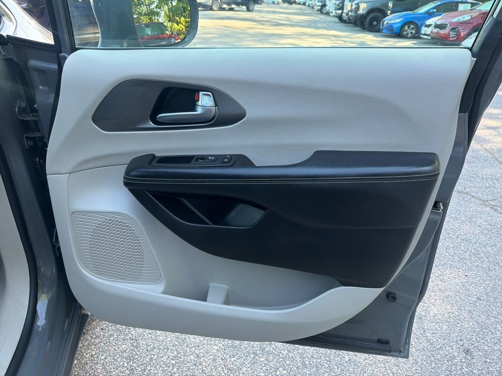 Used 2022 Chrysler Pacifica Touring-L image 25