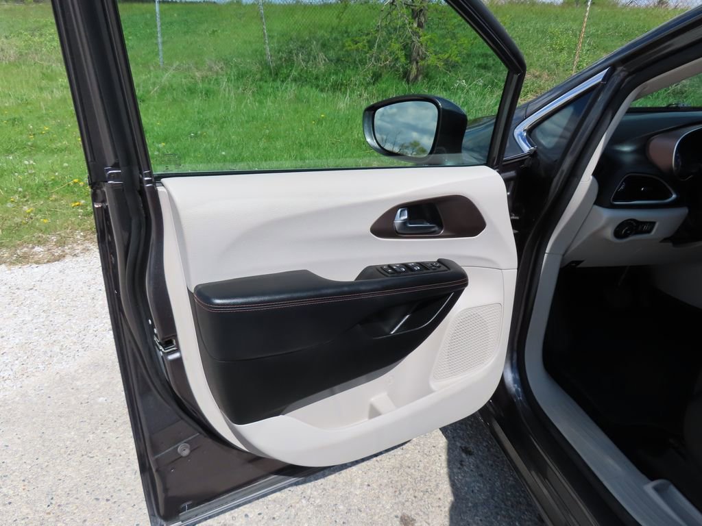 Used 2019 Chrysler Pacifica Touring Plus w/ Tire & Wheel Group FWD image 22