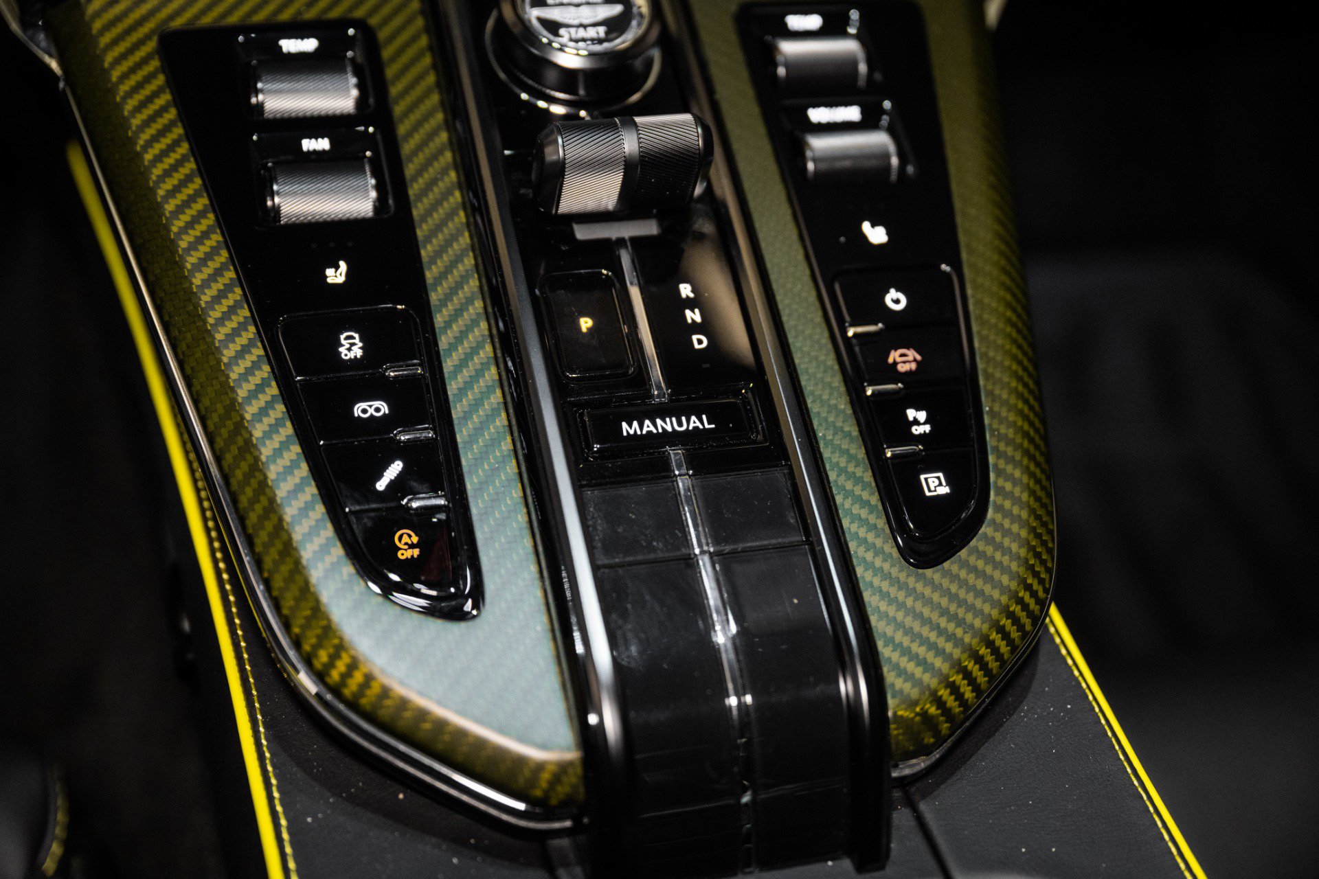 Used 2025 Aston Martin V8 Vantage Coupe image 30