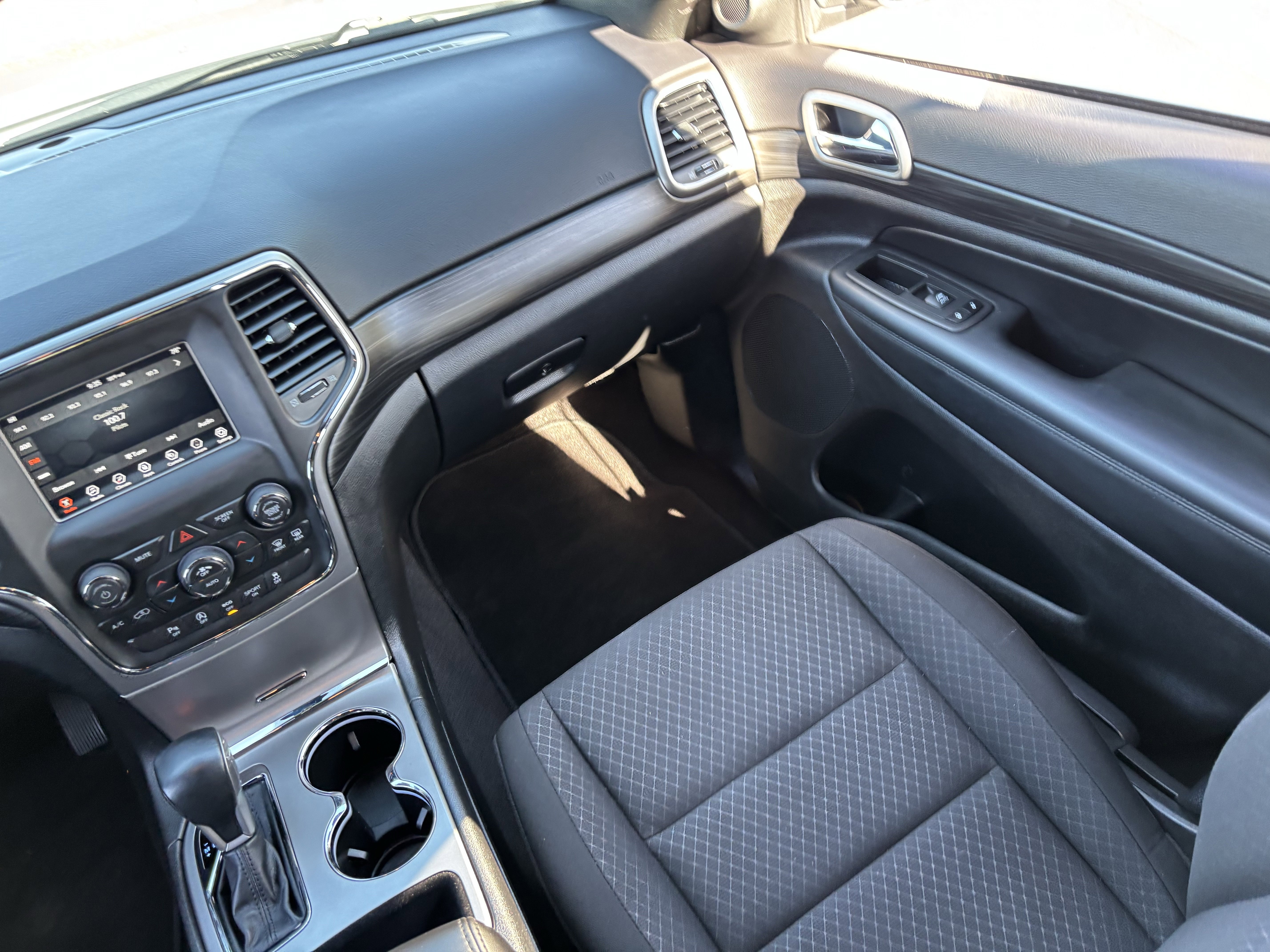 Used 2021 Jeep Grand Cherokee Laredo image 15