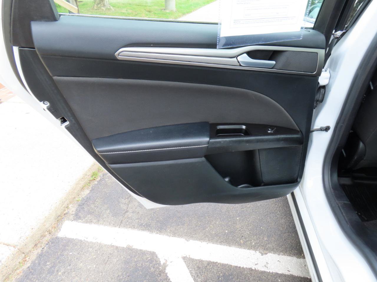 Used 2020 Ford Fusion SE FWD image 18