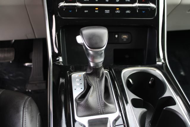 Used 2024 Kia Carnival EX image 18