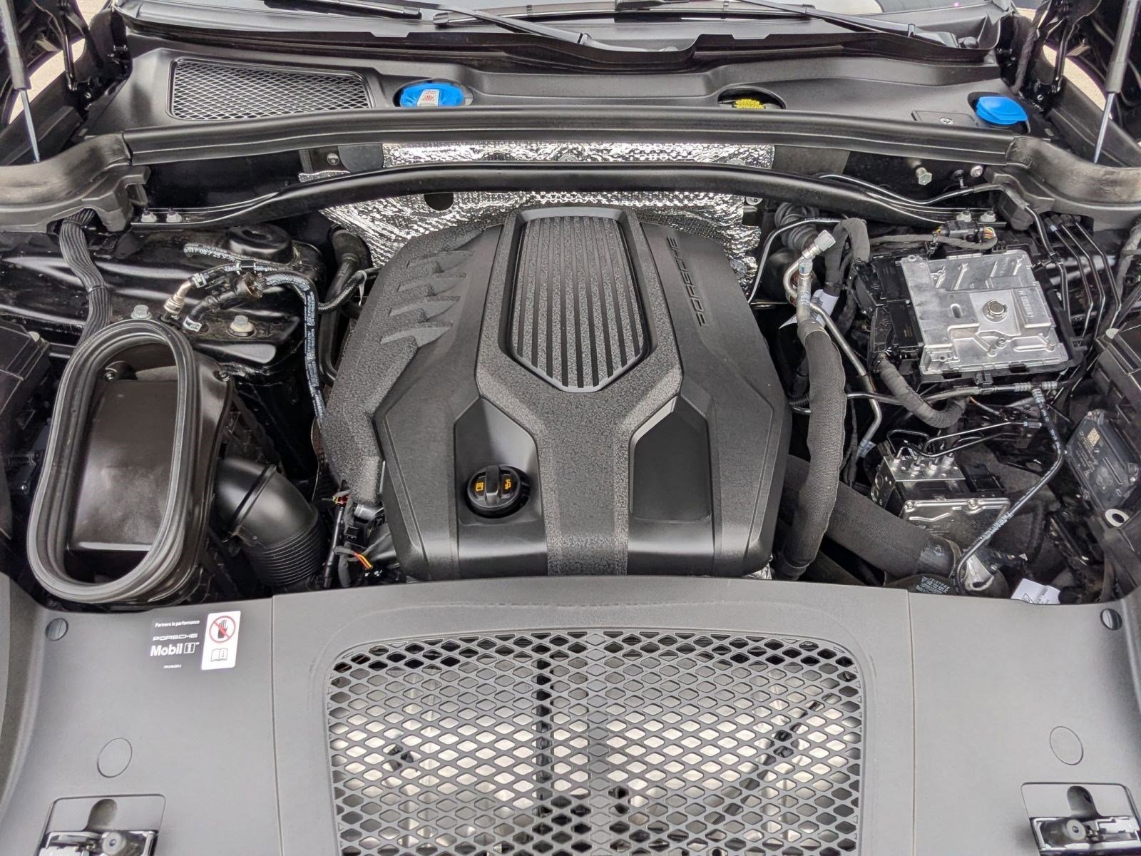 Certified 2025 Porsche Macan image 27