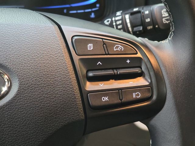 Used 2025 Hyundai Venue SEL image 30