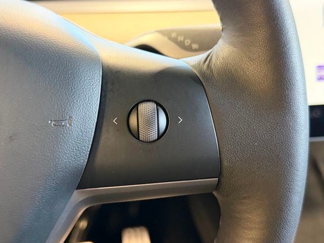 Used 2022 Tesla Model Y Performance AWD/4WD image 26
