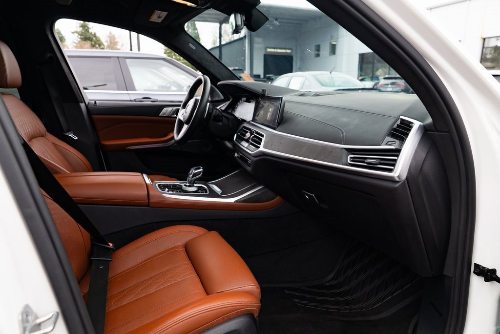 Used 2022 BMW X7 M50i image 28