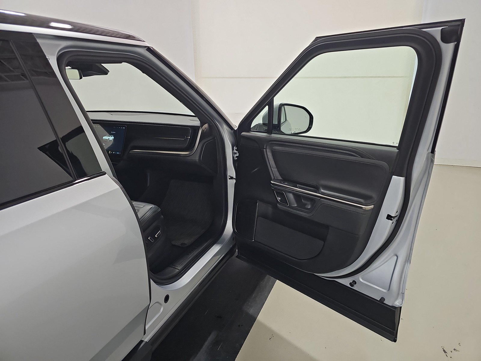 Used 2024 Rivian R1S Adventure AWD/4WD image 18