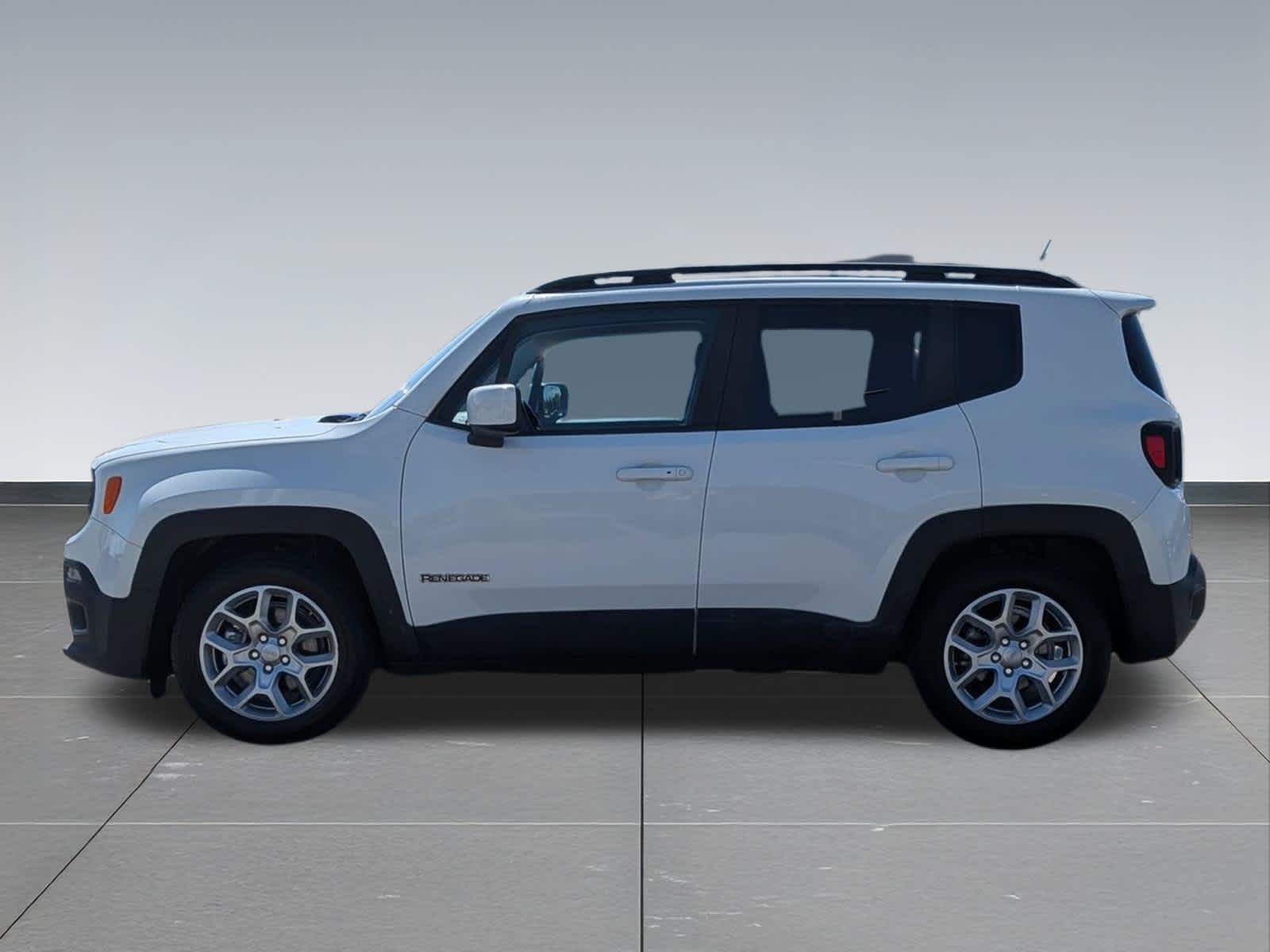 Used 2017 Jeep Renegade Latitude FWD image 2
