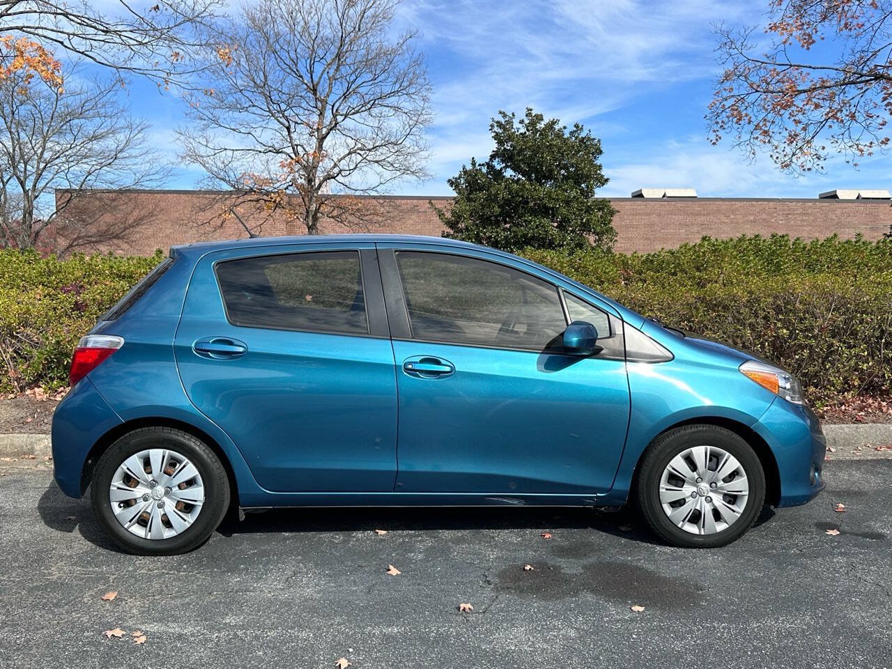 Used 2014 Toyota Yaris L FWD image 6