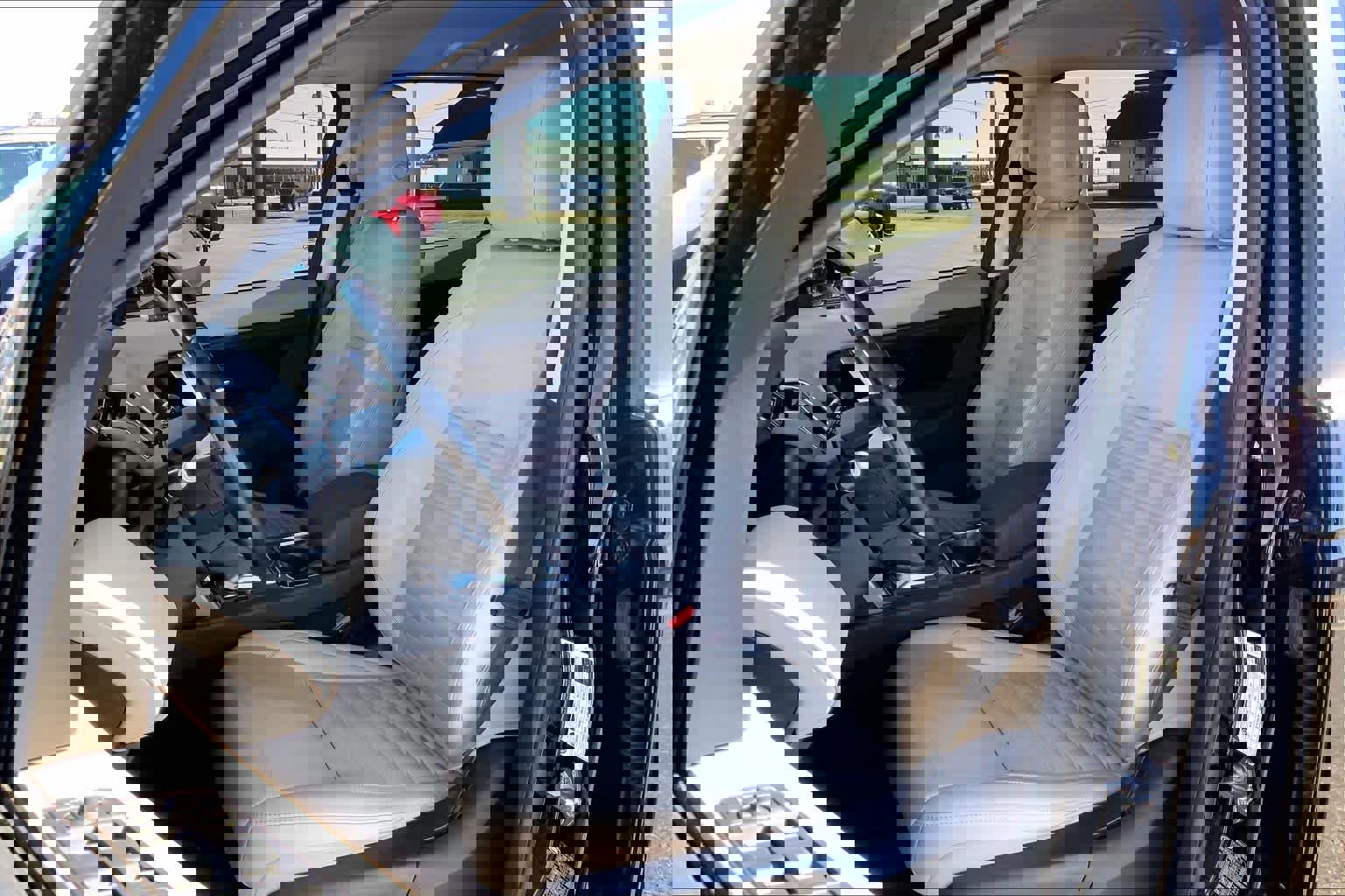 Used 2020 Land Rover Discovery Sport SE image 8