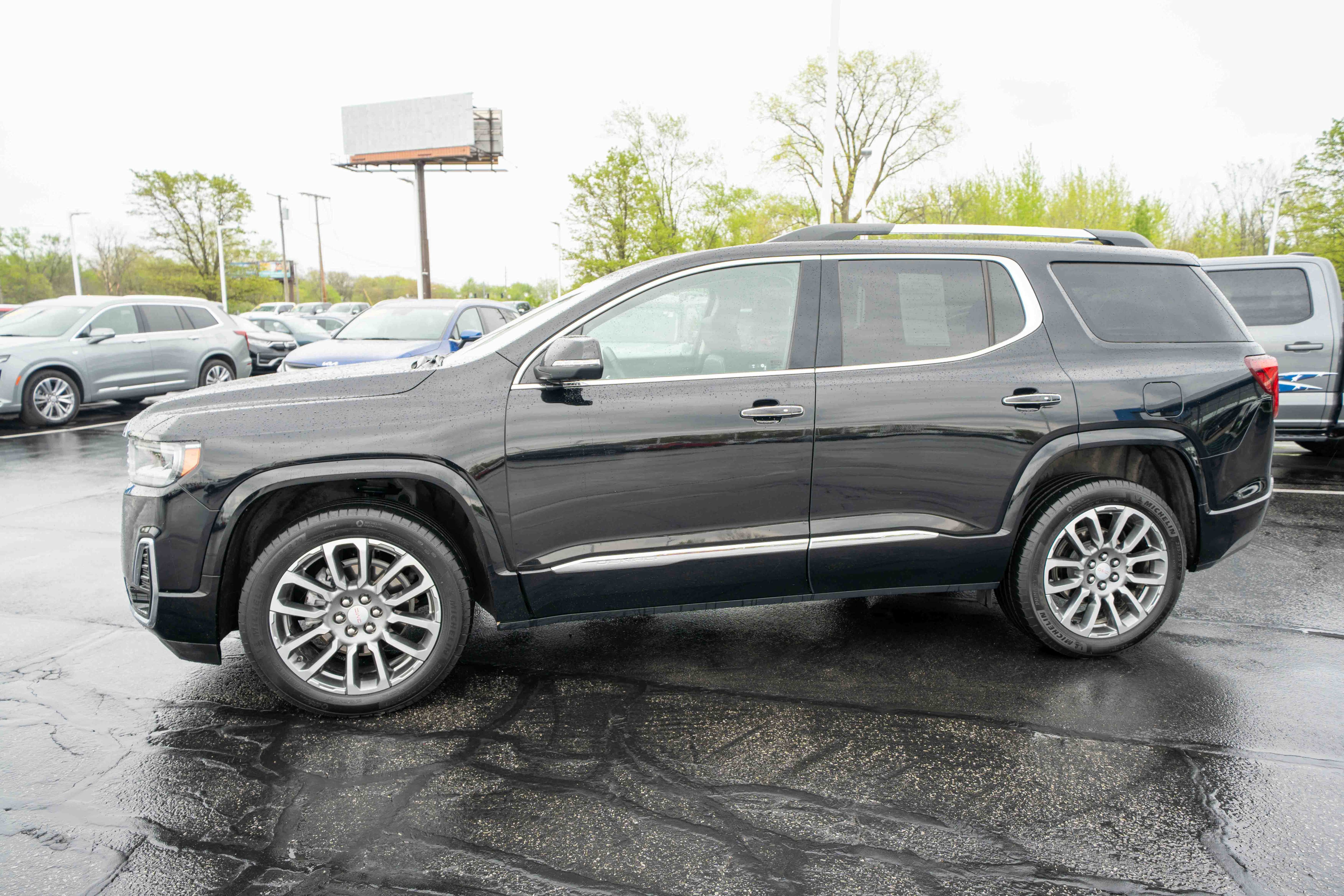 Used 2023 GMC Acadia Denali w/ Denali Ultimate Package AWD/4WD image 3
