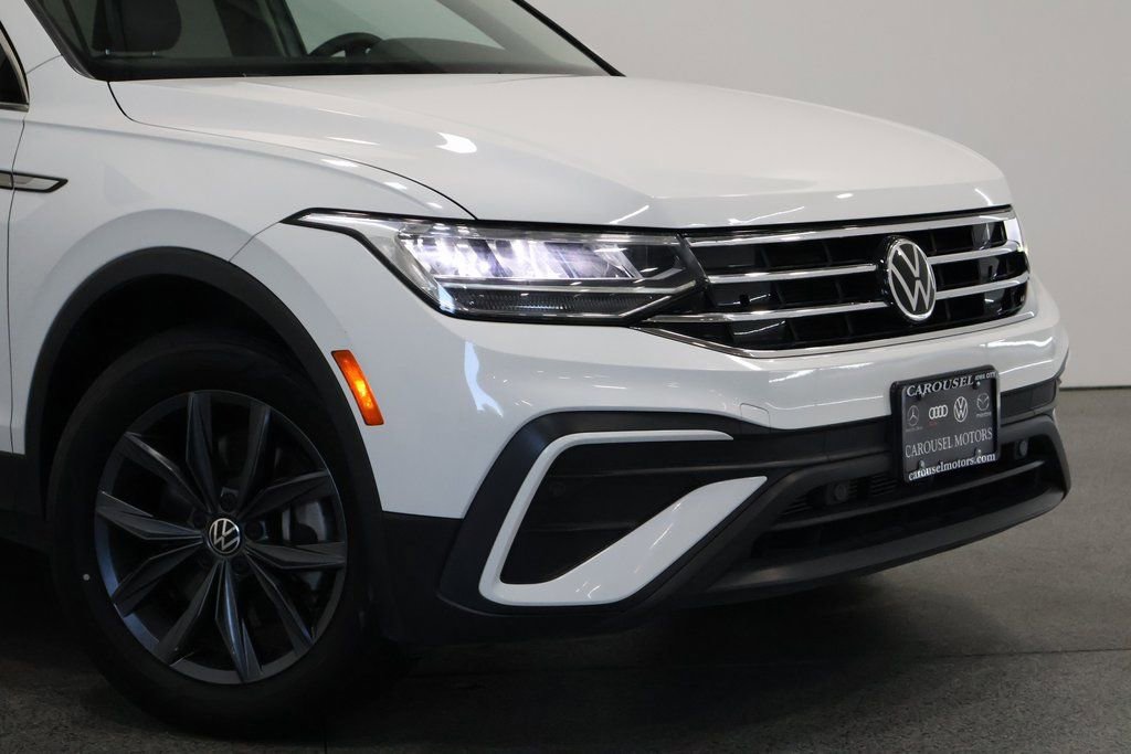 Used 2022 Volkswagen Tiguan SE w/ Panoramic Sunroof Package image 3