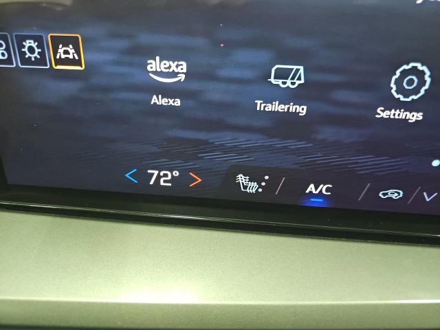 Used 2025 Chevrolet Traverse LT image 9