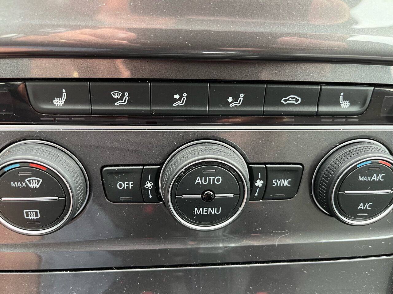 Used 2016 Volkswagen e-Golf SE w/ DC Fast Charging Package FWD image 12