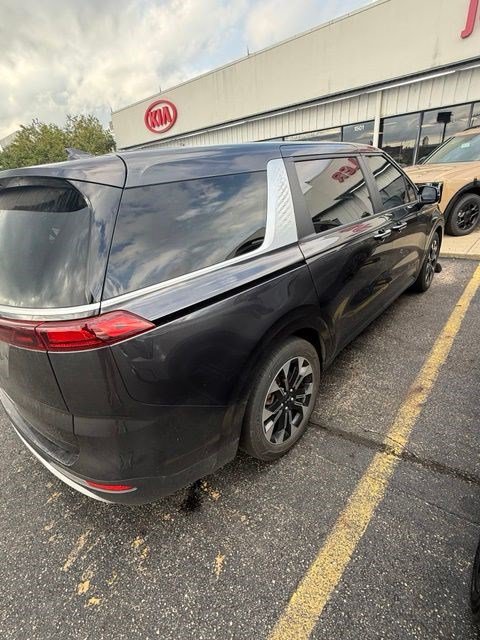 Used 2024 Kia Carnival EX FWD image 13