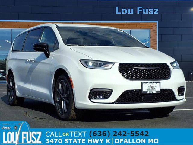 New 2026 Chrysler Pacifica Select