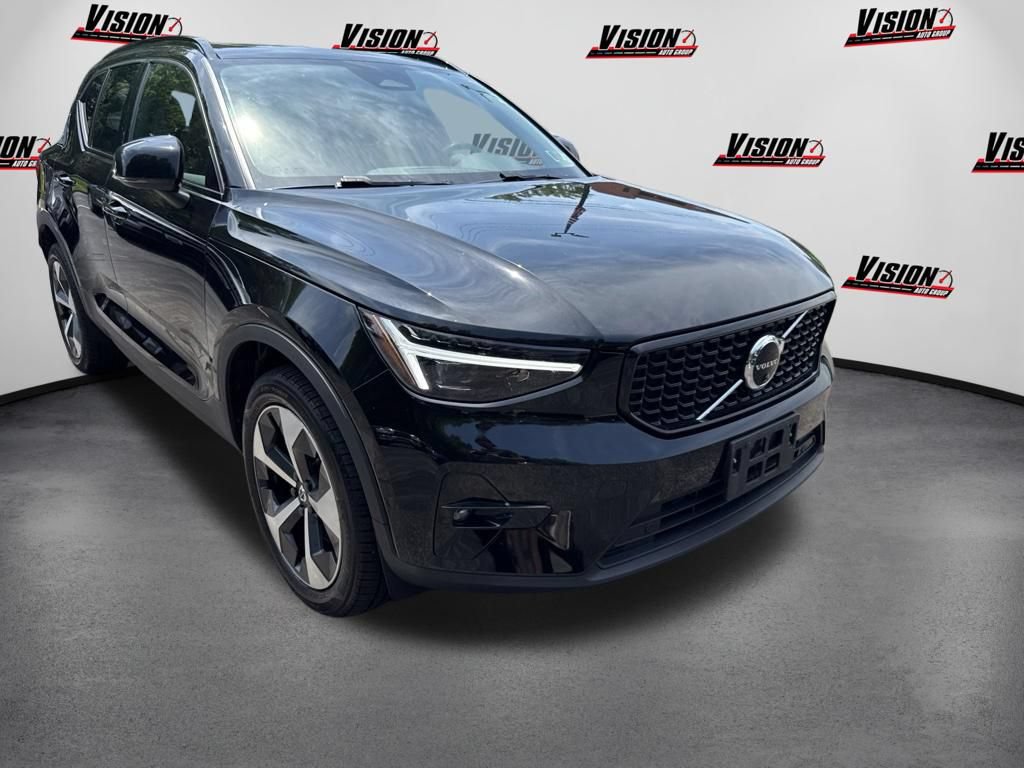 Used 2025 Volvo XC40 B5 Plus w/ Protection Package Premier AWD/4WD image 3