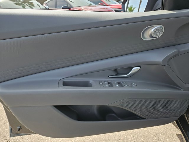 Used 2025 Hyundai Elantra SE FWD image 9