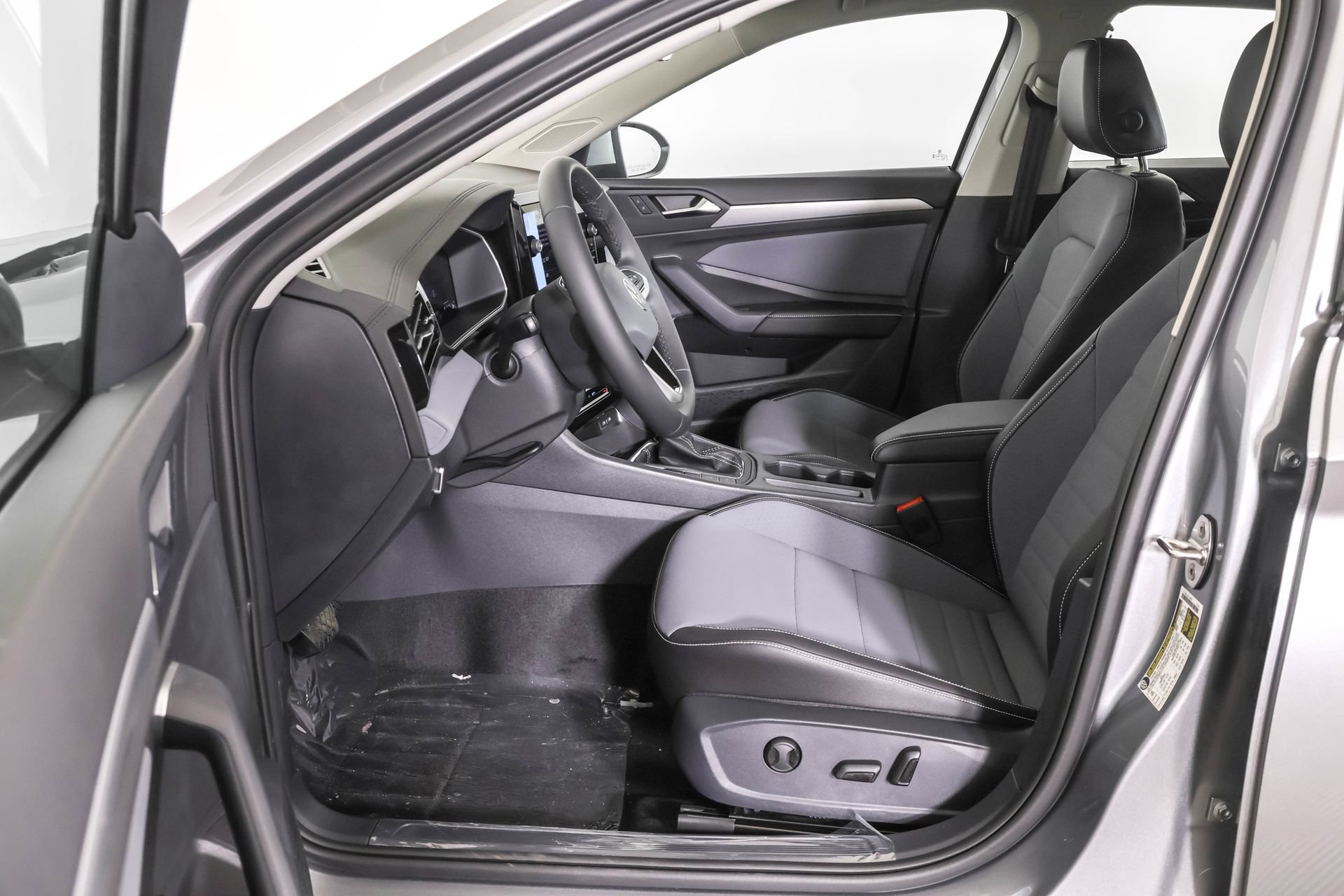 Used 2026 Volkswagen Jetta SE FWD image 6