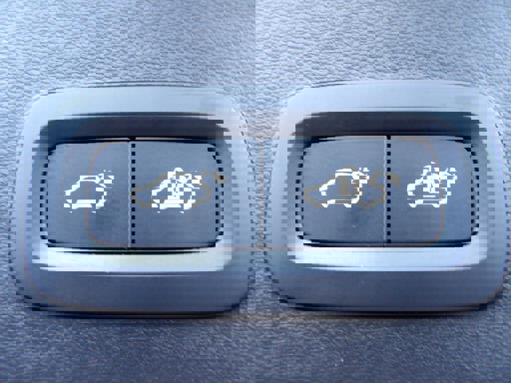 Certified 2024 Volvo XC40 B5 Plus w/ Protection Package Premier image 29