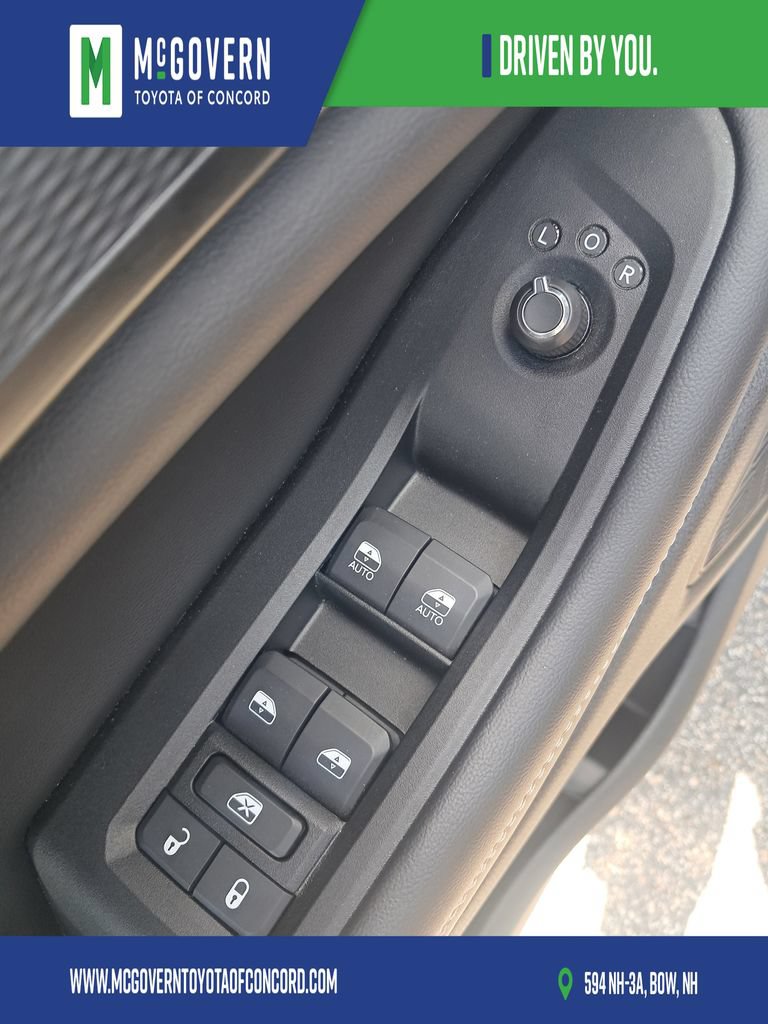 Used 2025 Jeep Grand Cherokee Altitude AWD/4WD image 14