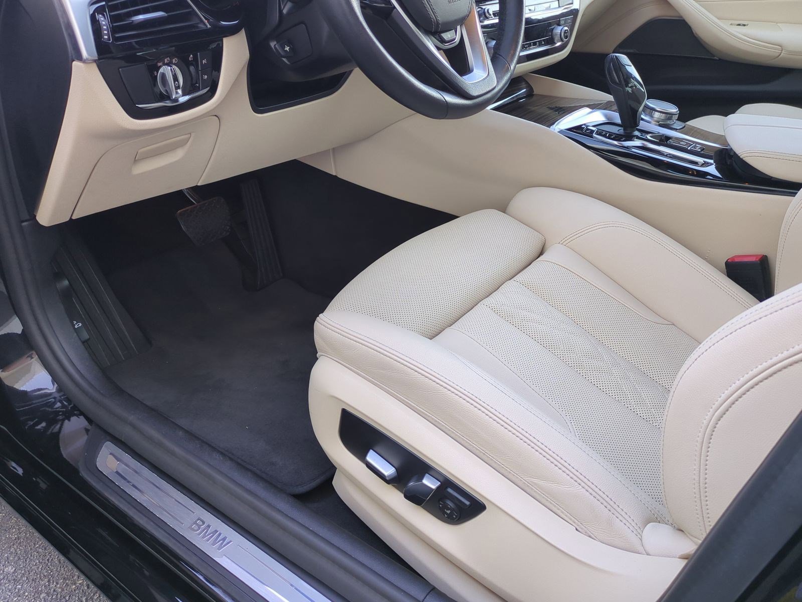 Used 2023 BMW 540i xDrive w/ Premium Package image 17