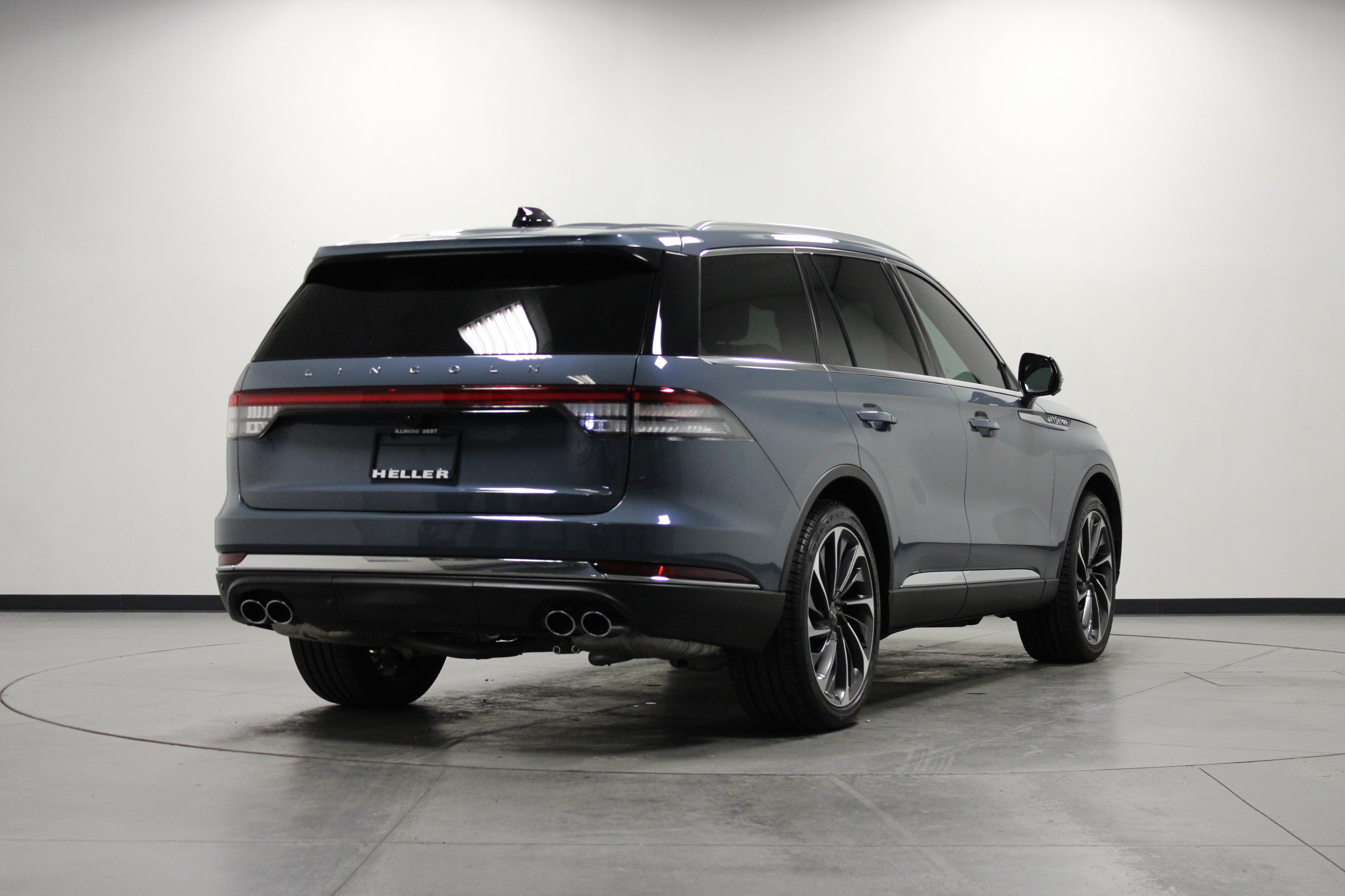 Used 2025 Lincoln Aviator Reserve w/ Luxury Package RWD image 4