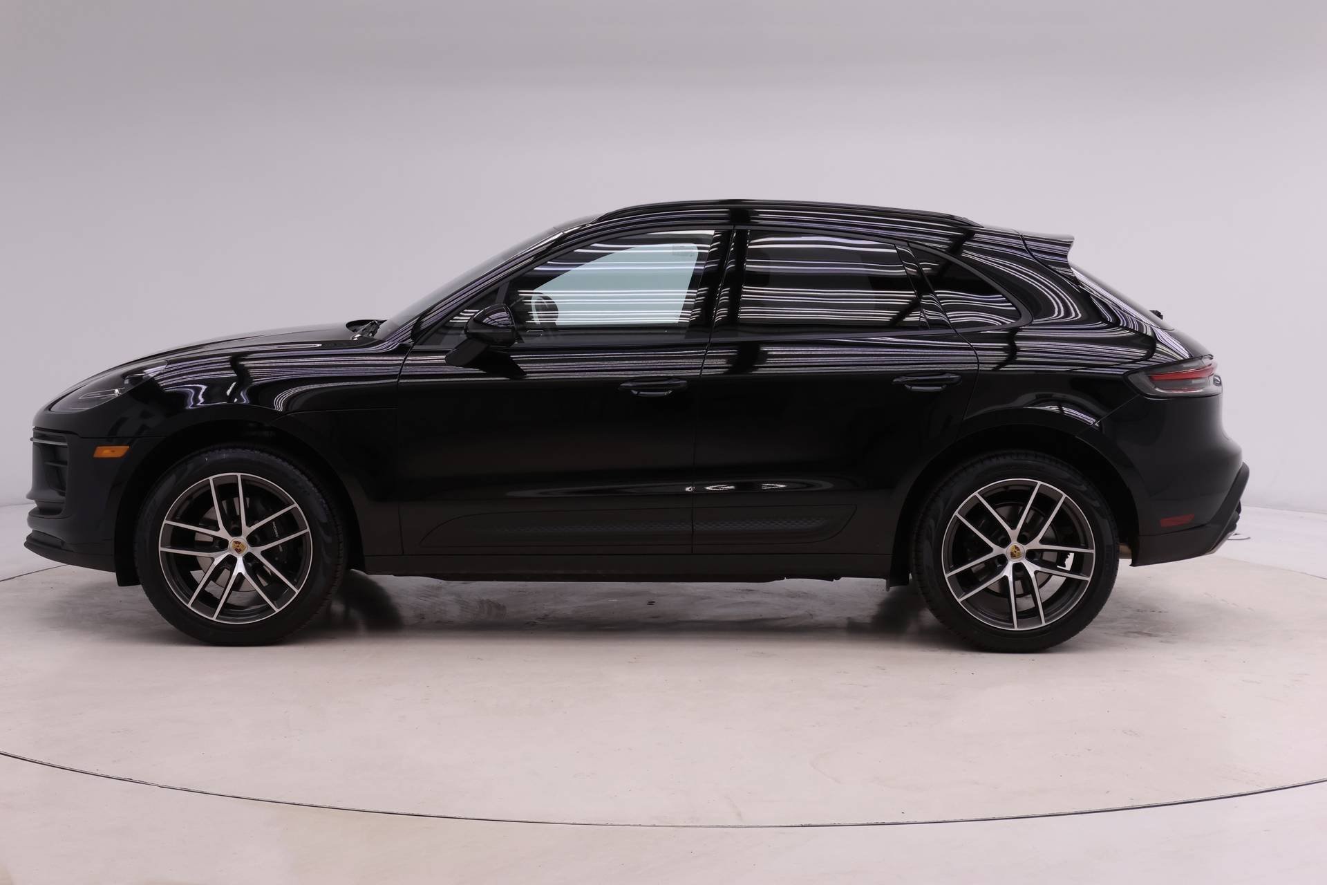 Used 2025 Porsche Macan image 2