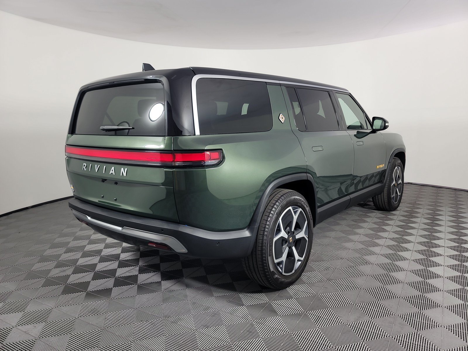 Used 2024 Rivian R1S Adventure AWD/4WD image 5