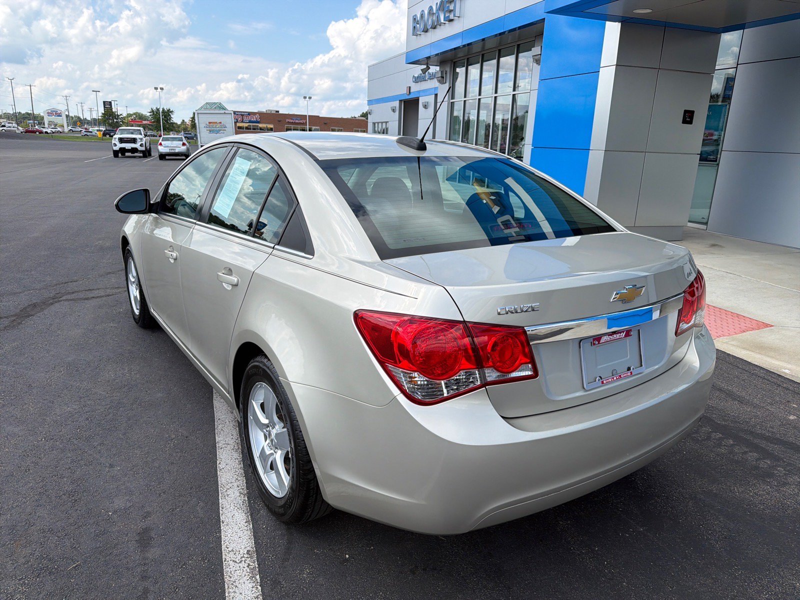 Used 2015 Chevrolet Cruze LT w/ Technology Package FWD image 3
