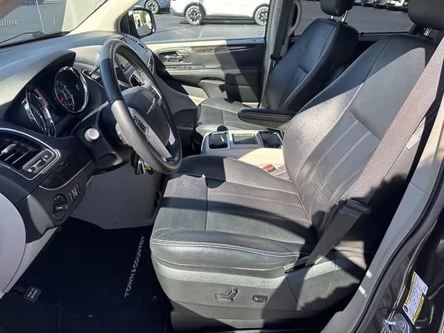 Used 2016 Chrysler Town & Country Touring w/ Driver Convenience Group FWD image 8