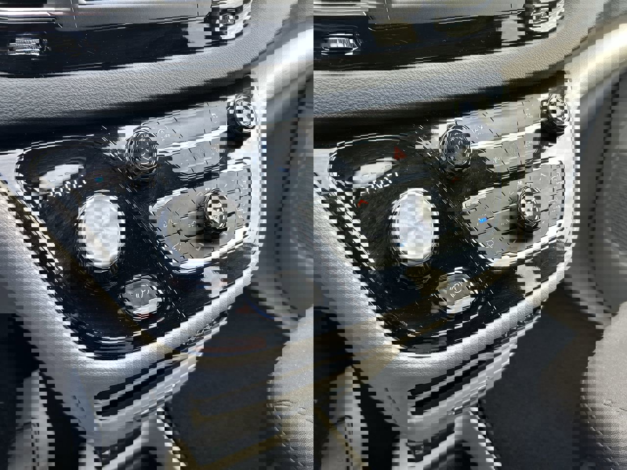 Used 2023 Chrysler Voyager LX image 27