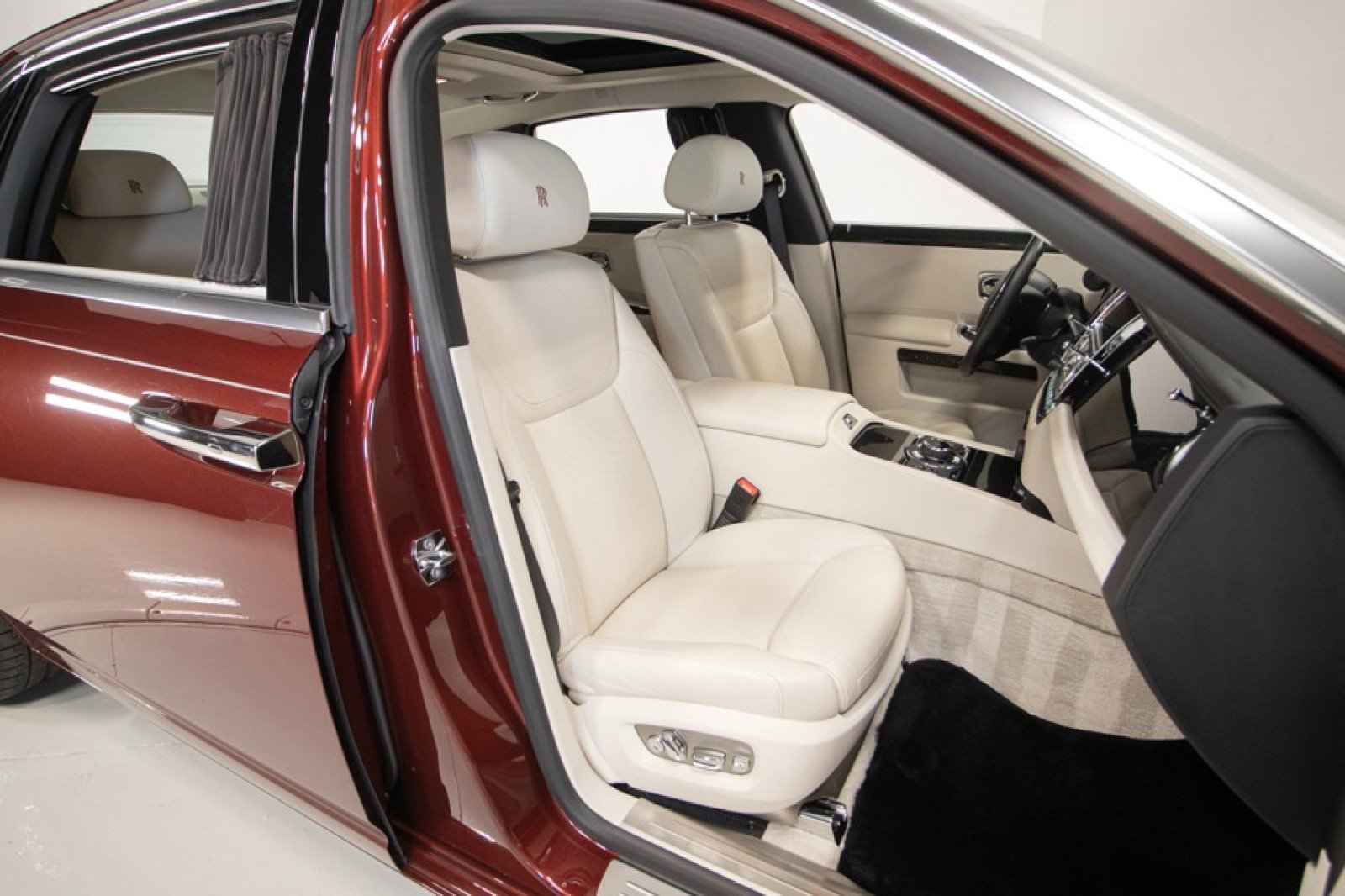 Used 2015 Rolls-Royce Ghost Extended Wheelbase image 73