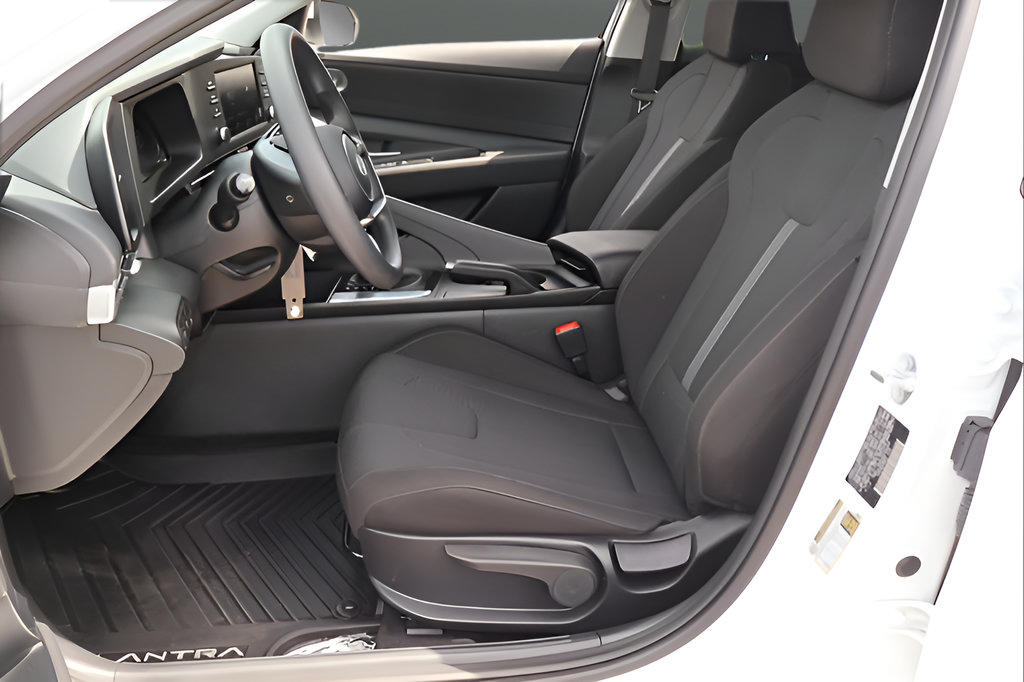 Used 2025 Hyundai Elantra SE FWD image 12