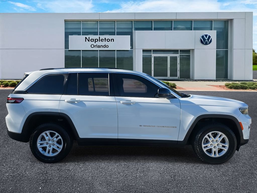 Used 2023 Jeep Grand Cherokee Laredo w/ Luxury Tech Group I image 3