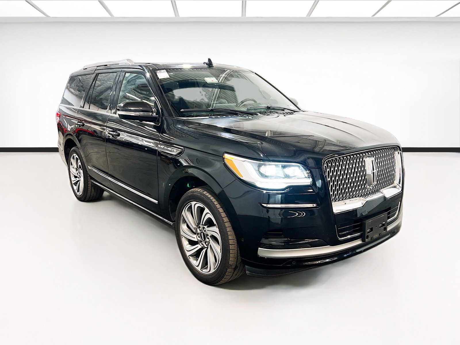 Used 2024 Lincoln Navigator Reserve image 3