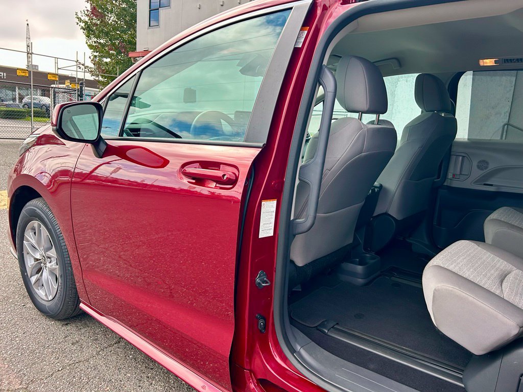 Certified 2024 Toyota Sienna LE AWD/4WD image 11