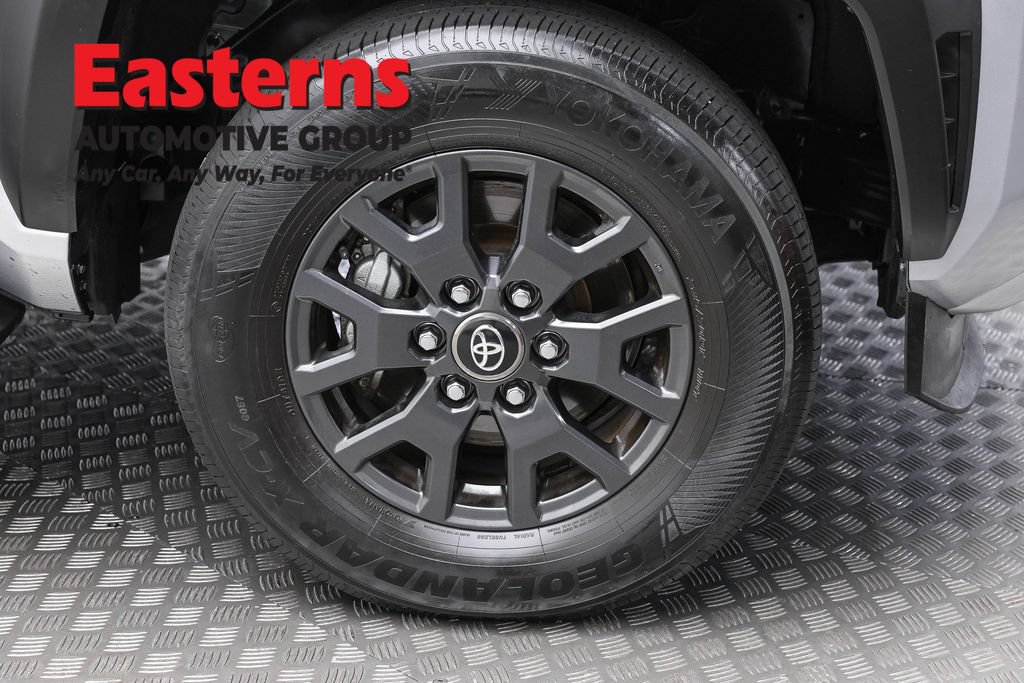 Used 2025 Toyota 4Runner SR5 AWD/4WD image 31
