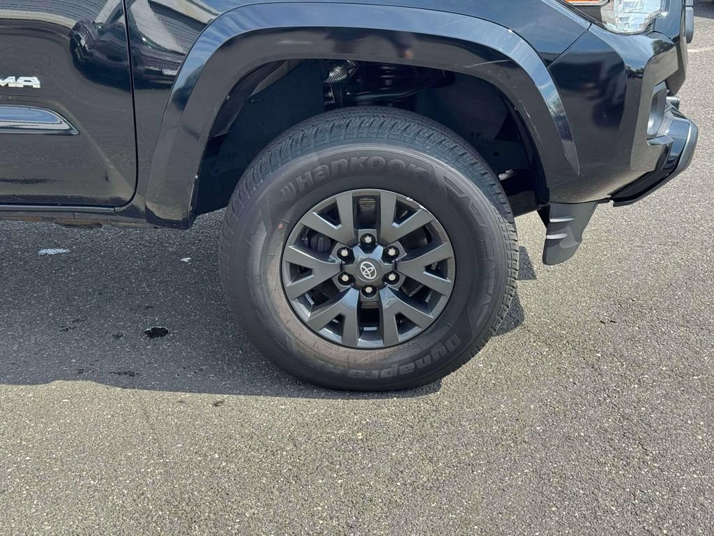 Used 2022 Toyota Tacoma SR5 AWD/4WD image 9