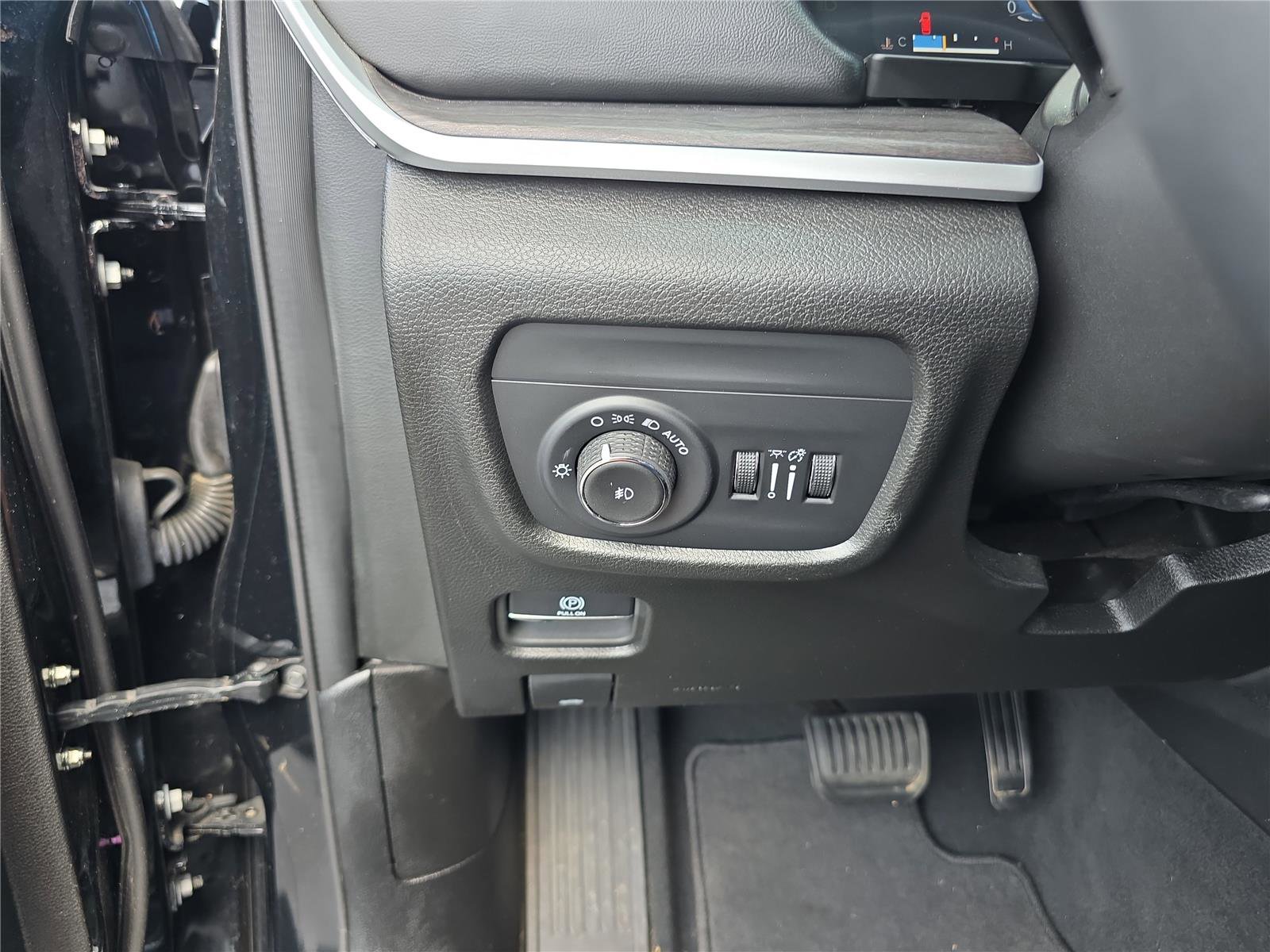 Used 2024 Jeep Grand Cherokee Limited w/ Black Appearance Package image 35