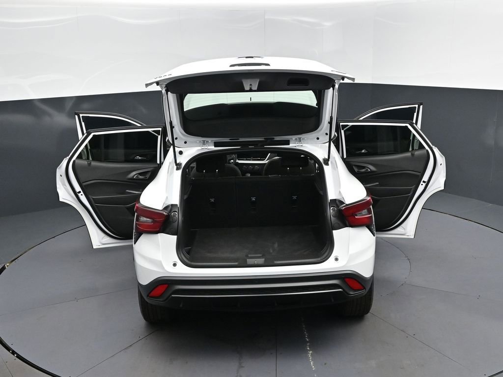 Used 2025 Chevrolet Trax RS w/ Sunroof Package image 47