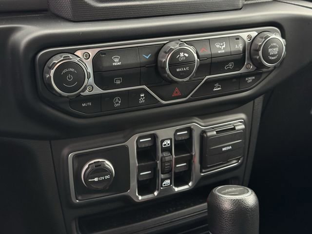 Used 2023 Jeep Gladiator Sport AWD/4WD image 17