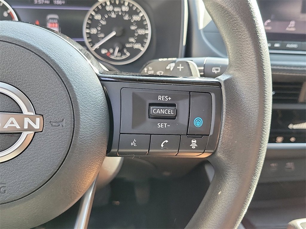 Used 2023 Nissan Rogue SV image 5