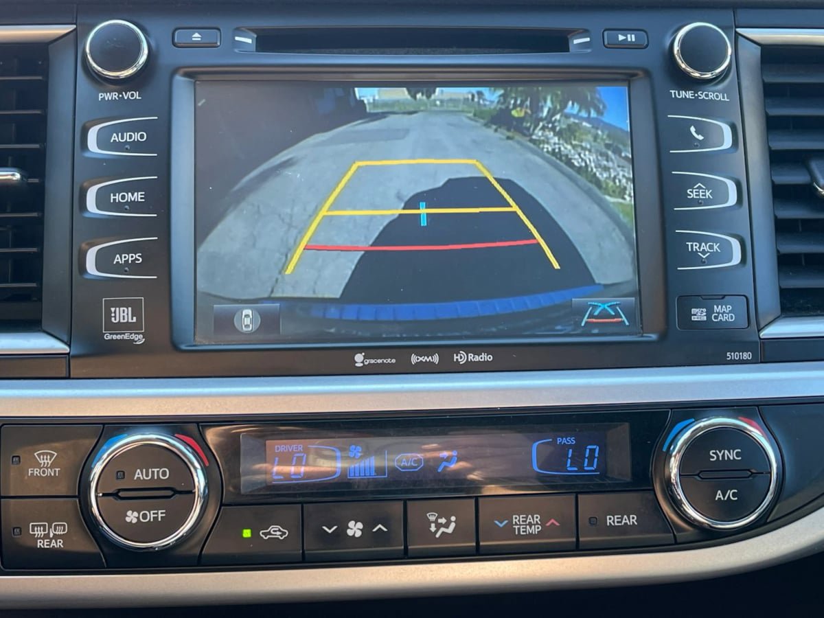 Used 2017 Toyota Highlander Limited Platinum FWD image 13
