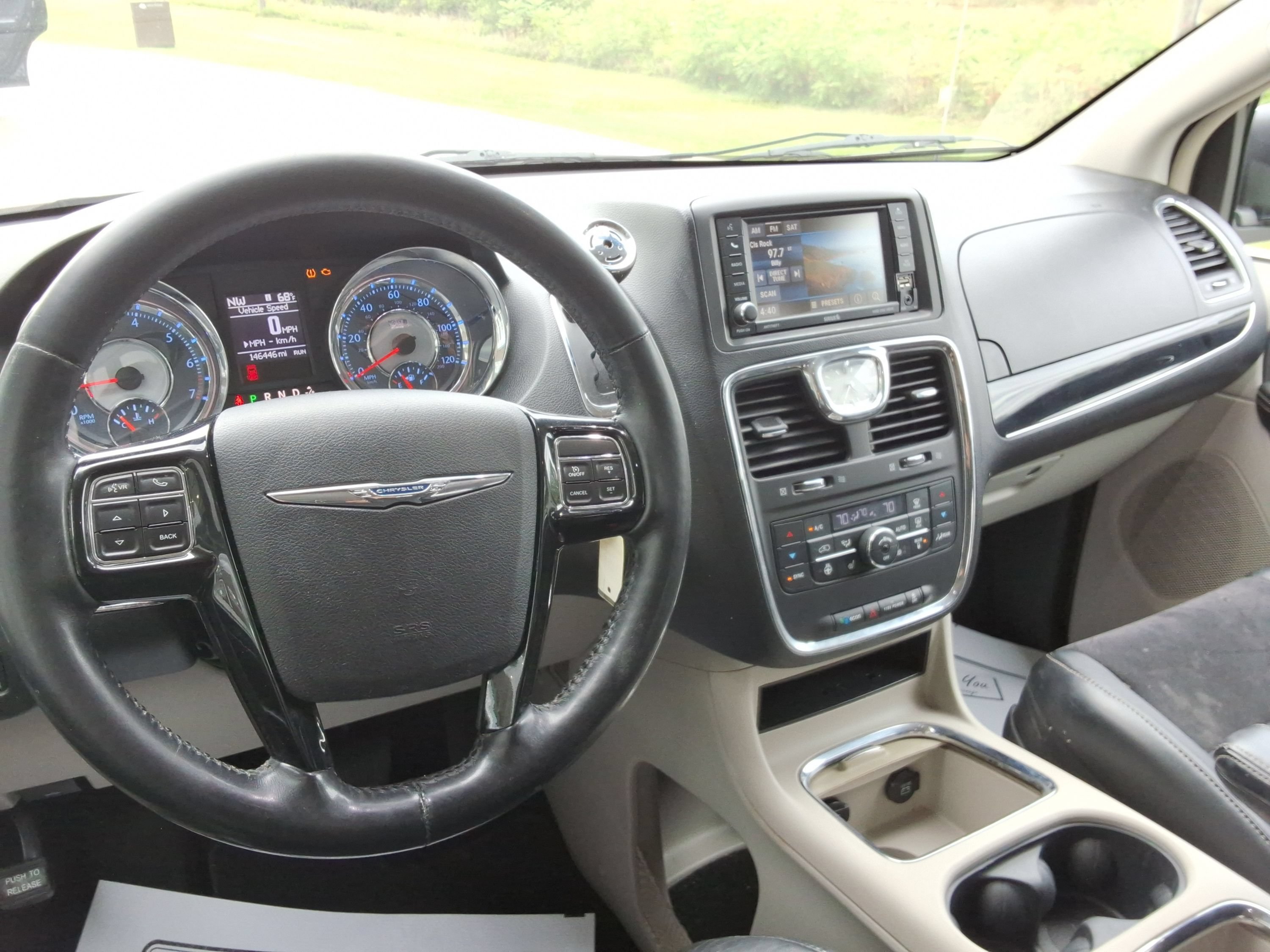 Used 2014 Chrysler Town & Country Touring-L FWD image 12