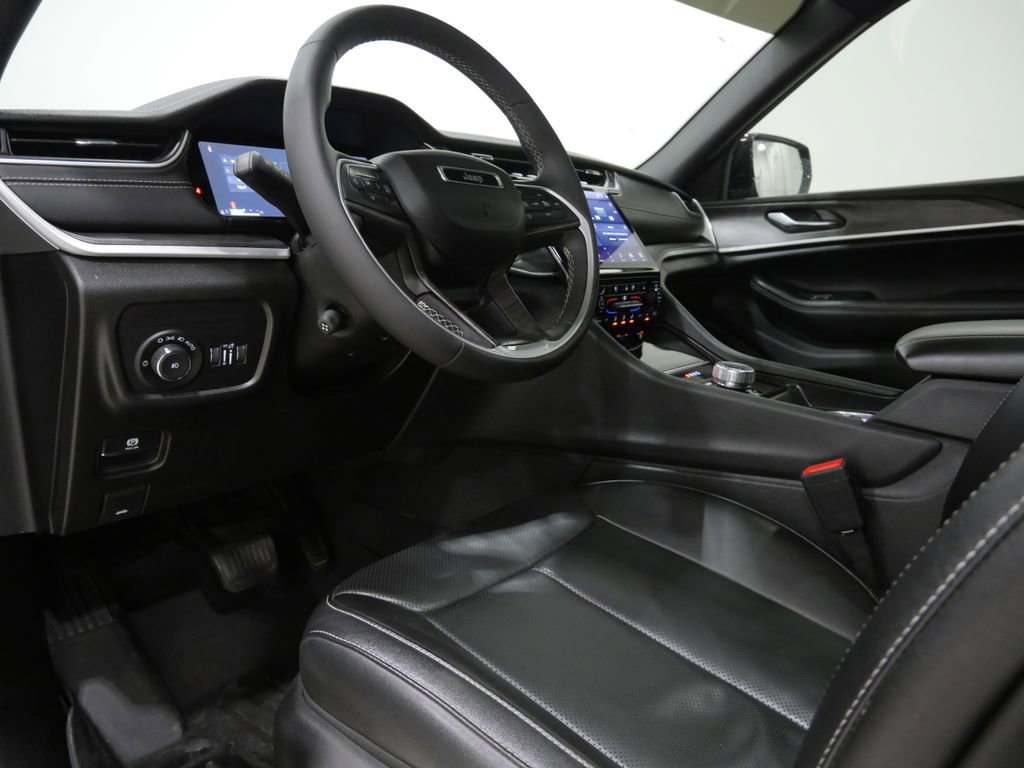 Used 2024 Jeep Grand Cherokee Limited w/ Luxury Tech Group II image 12